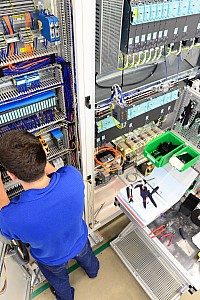 Symbolfoto | EM-Elektrotechnik GmbH - Ihr zuverlässiger Partner rund um Elektro- und Gebäudetechnik für die Industrie im Rheinland